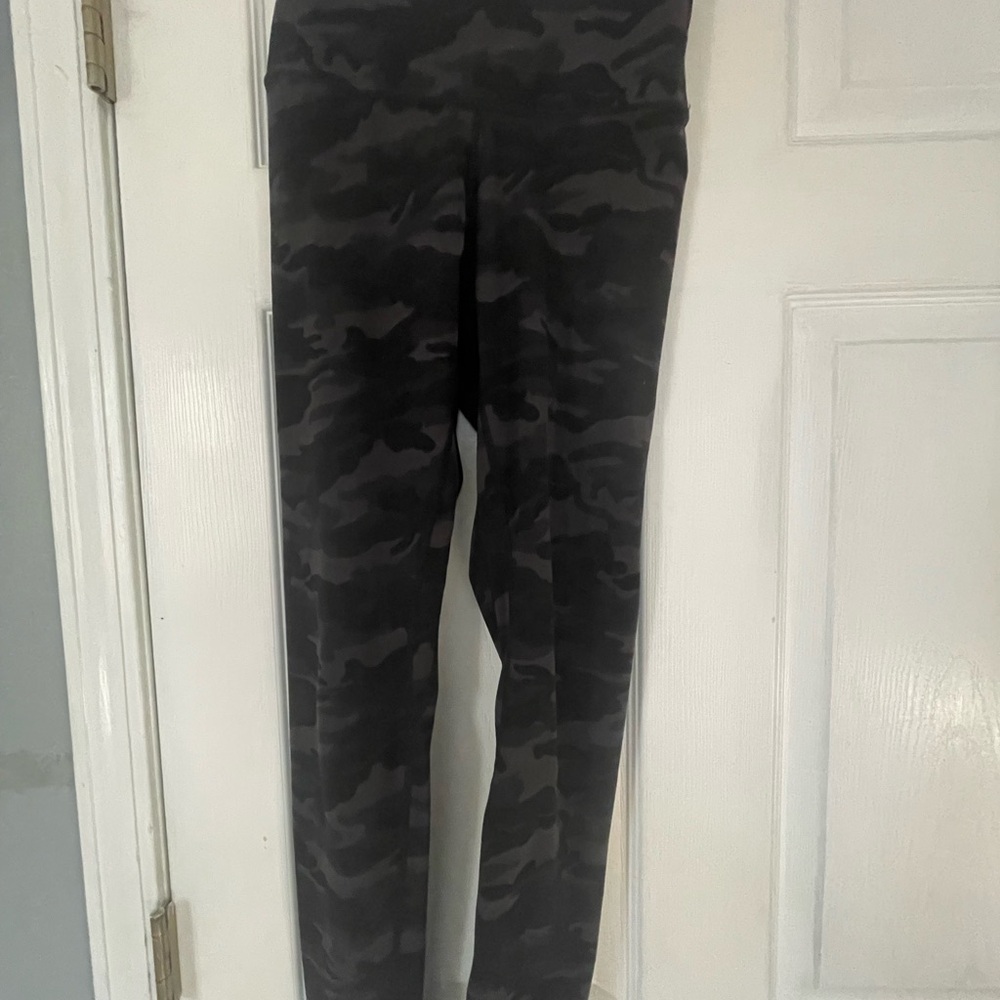 Colorfulkoala Women's Black & Gray Camo Leggings